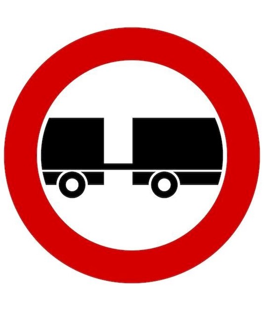 Cartello transito vietato ai veicoli con rimorchio